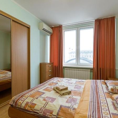 Апартаменти 3-Кімнатні Поруч З М. Театральна Kiev Dış mekan fotoğraf